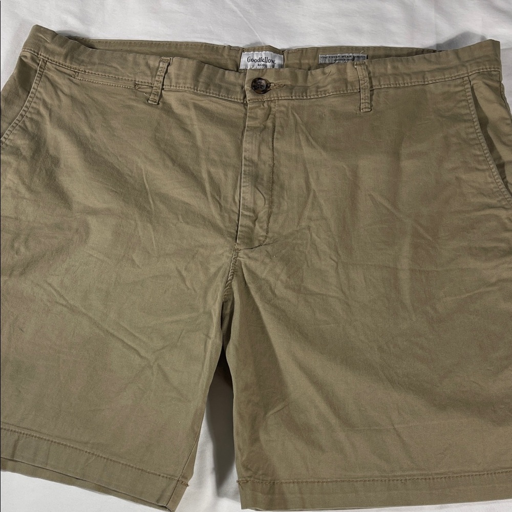 Goodfellow mens dark khaki The Every Wear flat front 8" chino shorts - size 42